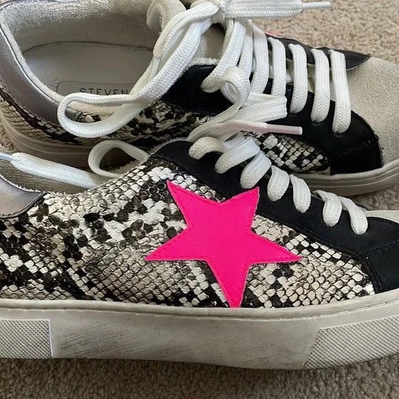 Steven my Steve Madden fashion sneakers. Snake skin detailing with hot pink star - Picture 4 of 5